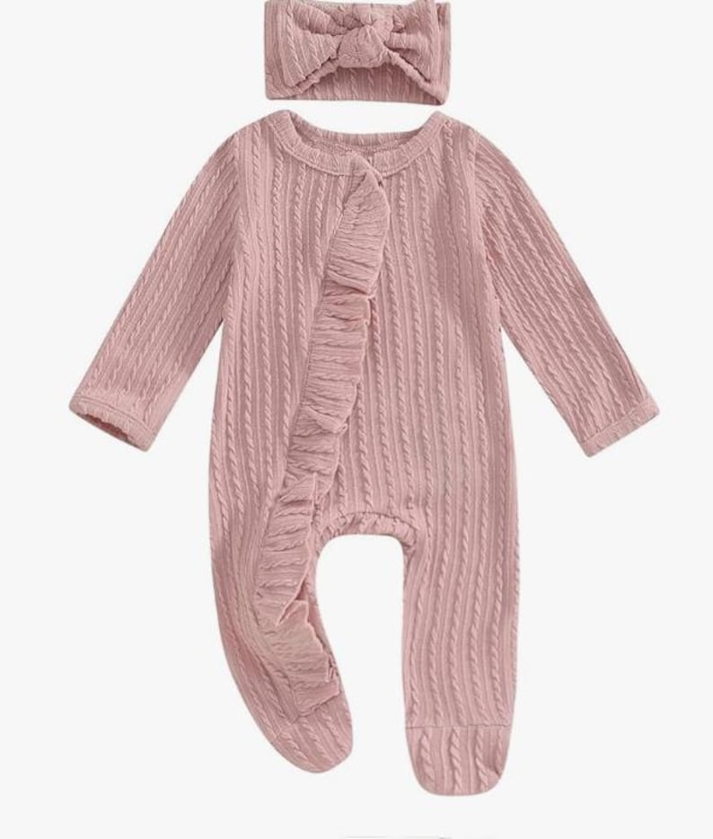 Puede incluir: Conjunto de beb&eacute; rosa empolvado que incluye un pelele y una diadema a juego. El pelele de manga larga presenta un dise&ntilde;o de punto texturizado con un volante en la parte delantera. La diadema tiene un detalle de lazo. El conjunto est&aacute; dise&ntilde;ado para beb&eacute;s.