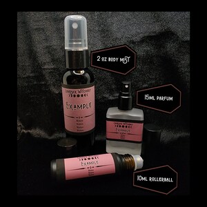 Puede incluir: Tres botellas de perfume en diferentes tama&ntilde;os. La botella m&aacute;s grande es una bruma corporal de 2 oz, la botella del medio es un perfume de 15 ml y la botella m&aacute;s peque&ntilde;a es una bola rodante de 10 ml. Todas las botellas tienen etiquetas negras con el texto "Lovesick Witchery" y "Example" en blanco. Las etiquetas tambi&eacute;n tienen un dise&ntilde;o de luna y estrella.