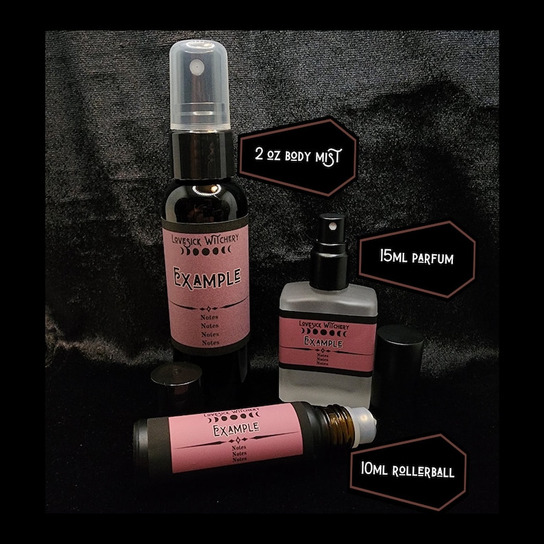 Puede incluir: Tres botellas de perfume en diferentes tama&ntilde;os. La botella m&aacute;s grande es una bruma corporal de 2 oz, la botella del medio es un perfume de 15 ml y la botella m&aacute;s peque&ntilde;a es una bola rodante de 10 ml. Todas las botellas tienen etiquetas negras con el texto "Lovesick Witchery" y "Example" en blanco. Las etiquetas tambi&eacute;n tienen un dise&ntilde;o de luna y estrella.