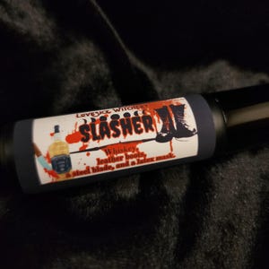 Perfume Slasher: aliento a whisky, una máscara de látex y una cuchilla de acero.