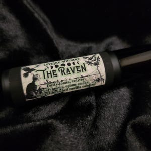 Raven, The Perfume - Opiumrauch, gealterte Wälzer und Vanillekerzen