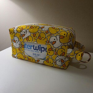Bolsa para fraldas feita à mão | Fecho duplo | Bolsa acolchoada para bebé | Presente para novas mamãs | Abertura lateral para toalhinhas de limpeza. ENVIO GRÁTIS PARA A REPÚBLICA DA IRLANDA