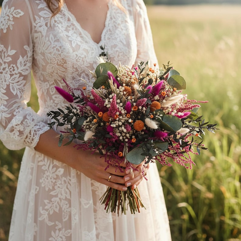 Bouquet de mariée bohème vibrant de fleurs séchées – tons fuchsia ...