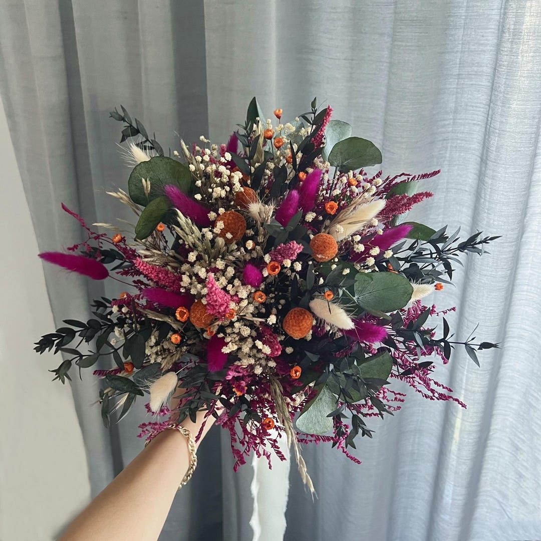 Bouquet de mariée bohème vibrant de fleurs séchées – tons fuchsia ...