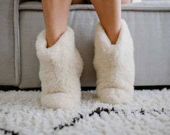 Chaussons 100% laine de mouton avec semelle en cuir. agréable, chaleureux et aéré. Haut modèle blanc