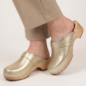 Zuecos Dina Gold - Zuecos suecos con puntera de cuero