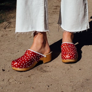 Dina clogs red with white dots, Swedish clogs with leather hood