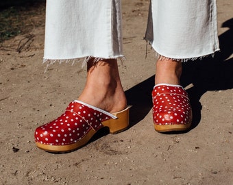 Dina clogs red with white dots, Swedish clogs with leather hood