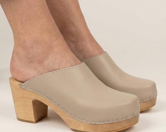 Zuecos escandinavos – Piel color topo y tacón de madera