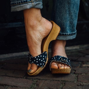 Wooden sandals with blue polka dots with buckle