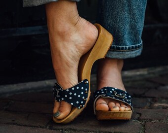 Wooden sandals with blue polka dots with buckle