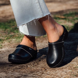 Dina clogs black zweedse klompen met leren kap