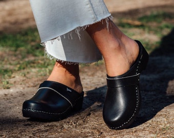 Dina Clogs schwarze Schwedenclogs mit Lederhaube