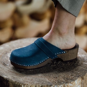 DINA Schwedische Clogs mit Nubukleder jeansblau
