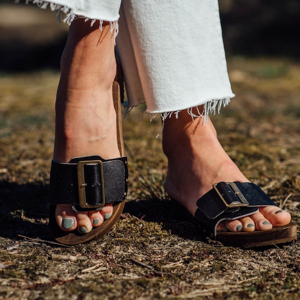 Sandales en bois avec cuir noir et large boucle