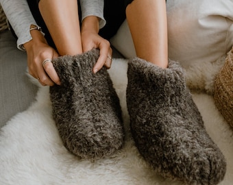 Chaussons 100% laine de mouton avec semelle en cuir. agréable, chaleureux et aéré. Haut modèle Anthracite Unisexe