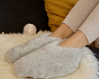 Slippers made of 100% sheep's wool with leather sole. nice and warm and airy. Gray