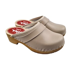 Dina Clogs Beige schwedische Clogs mit Lederhaube