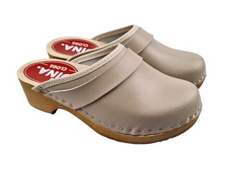 Zuecos Dina Zuecos suecos beige con capucha de piel