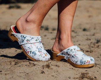 Dina Clogs weiß mit Blumen Schwedenclogs mit Lederhaube