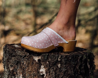 Dina clogs pink with white dots, Swedish clogs with leather hood