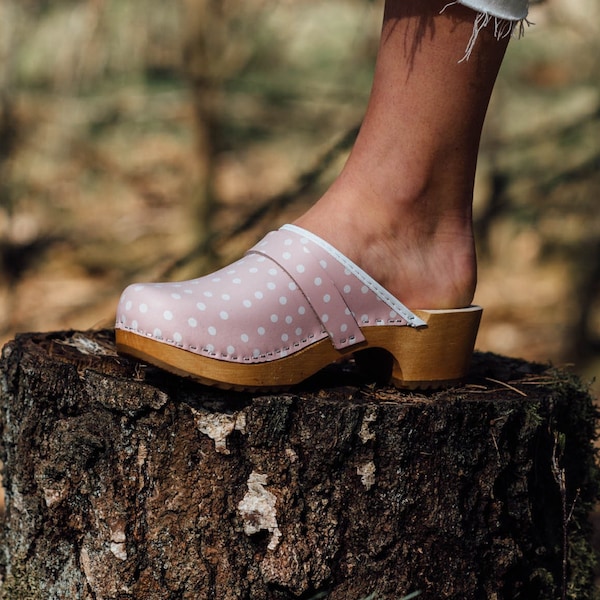 Dina clogs pink with white dots, Swedish clogs with leather hood