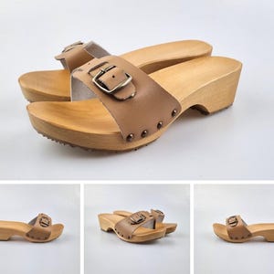 Może przedstawiać: Beżowe skórzane sandały na obcasie z klamrą i drewnianą platformą. Sandały mają zdobiony ćwiekami pasek ze skóry.