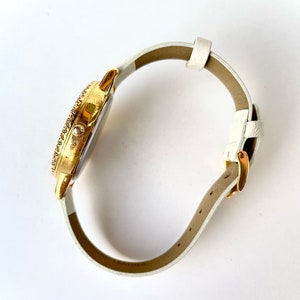 Decorative Round Face MET Watch image 3