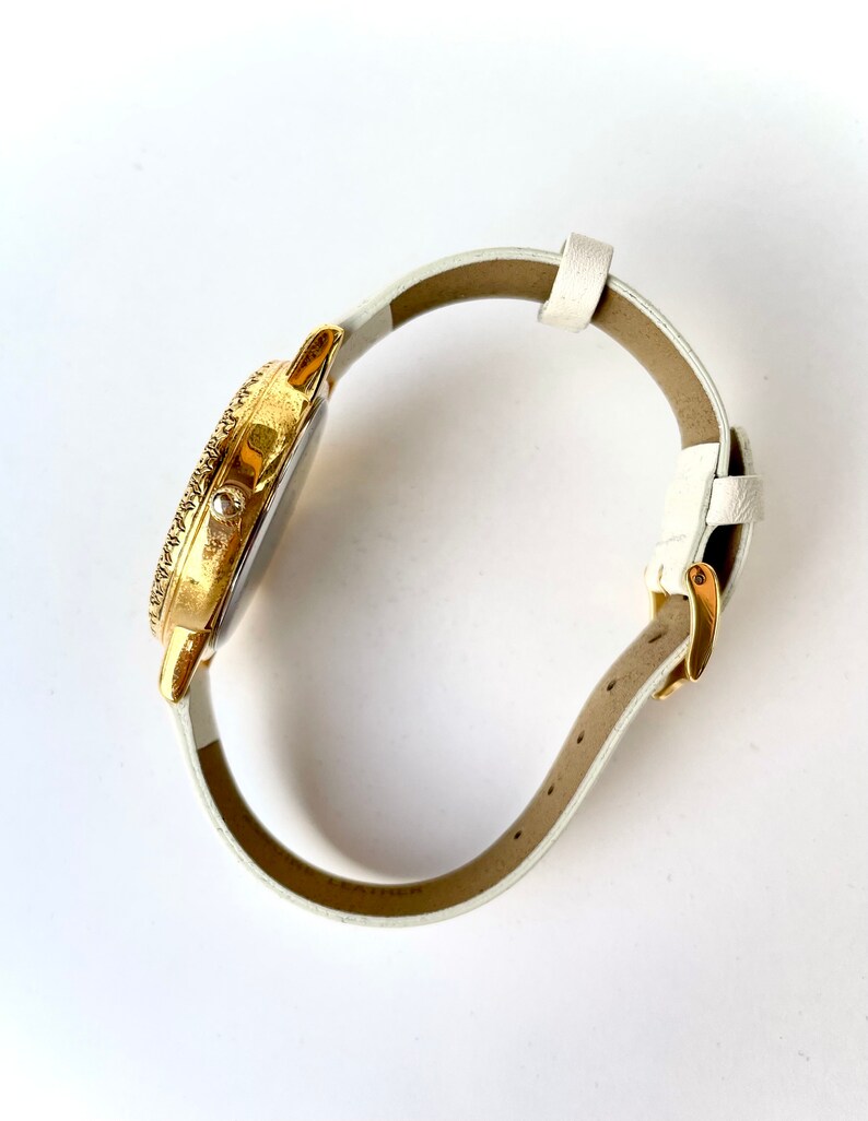 Decorative Round Face MET Watch image 3
