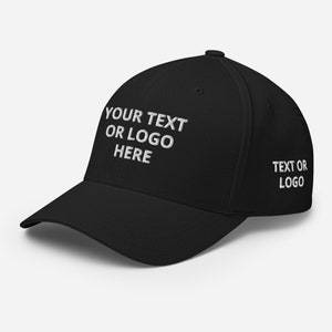 Könnte beinhalten: Schwarze Baseballkappe mit weiß gesticktem Text, der auf der Vorderseite "YOUR TEXT OR LOGO HERE" und auf der Seite "TEXT OR LOGO" lautet.
