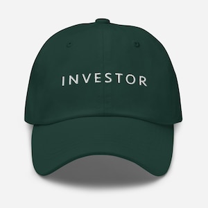 Könnte beinhalten: Eine dunkelgrüne Baseballkappe mit dem Wort "INVESTOR" in weiß auf der Vorderseite gestickt.
