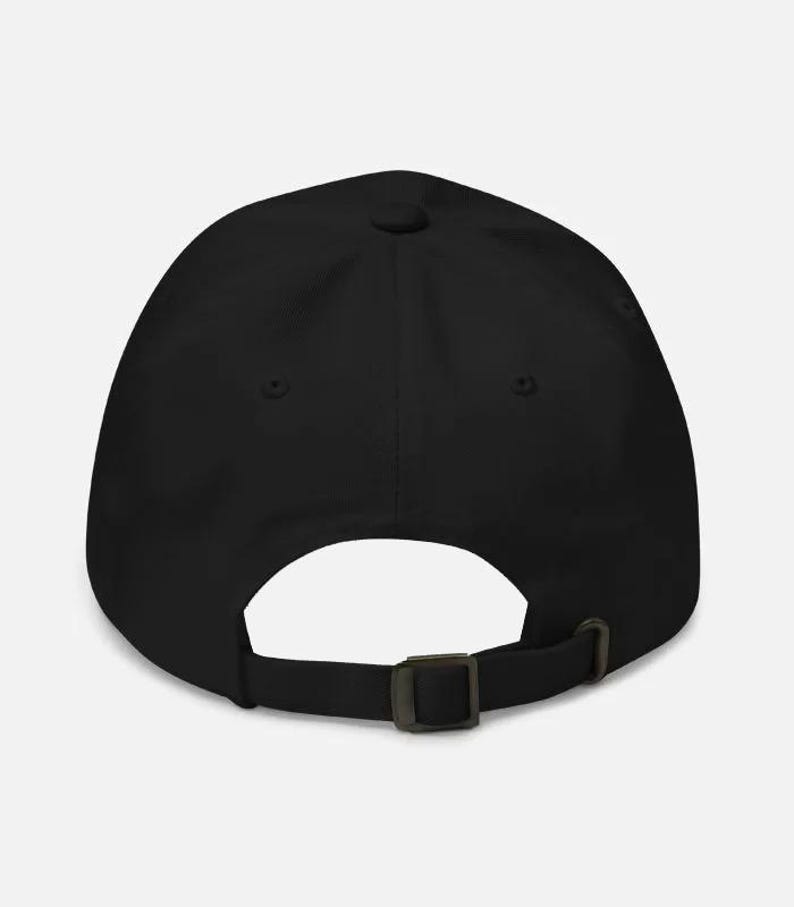 K&ouml;nnte beinhalten: Schwarze Baseballkappe mit gebogenem Schirm und Metallschnallenverschluss hinten zur Gr&ouml;&szlig;enanpassung. Das Design der Kappe ist schlicht und klassisch, passend f&uuml;r verschiedene Freizeit-Outfits. Hergestellt aus weichem, strapazierf&auml;higem Material.
