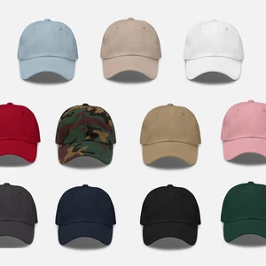 K&ouml;nnte beinhalten: Ein Set mit 10 leeren Baseballkappen in verschiedenen Farben, darunter hellblau, beige, wei&szlig;, rot, Tarnmuster, khaki, rosa, dunkelgrau, marineblau und dunkelgr&uuml;n.