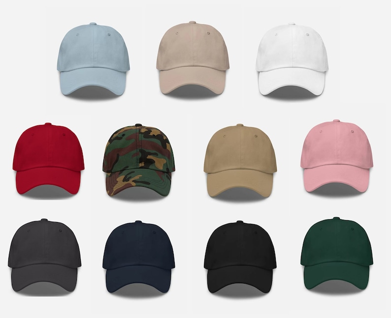 K&ouml;nnte beinhalten: Ein Set mit 10 leeren Baseballkappen in verschiedenen Farben, darunter hellblau, beige, wei&szlig;, rot, Tarnmuster, khaki, rosa, dunkelgrau, marineblau und dunkelgr&uuml;n.