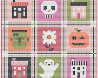 Puede incluir: Un patrón de punto de cruz en cuadrícula con nueve cuadrados distintos. Los diseños incluyen casas, una calavera, una cara de monstruo verde, una flor blanca, una calabaza guiñando un ojo y un fantasma, representados en estilo píxel con colores rosa, verde, naranja, negro y blanco.