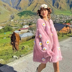 Heyays | Daisy Flauschiges Plüsch-Kleid | Handarbeit | Handstricken Kleid | Kunstpelz Kleid | Ballon-Ärmeln rosa Kleid | Winter Cottagecore