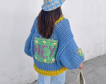 Hallo | 'HEY' Blaue Strickjacke | Oversized Cardigan mit Ballonärmeln | Patchwork | Handarbeit | Grobstrick | Einzigartige Produkte