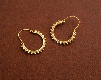 Aros con cuentas doradas, aros bohemios minimalistas, delicados aros dorados, pendientes para uso diario, joyería tribal hecha a mano, regalo para ella.