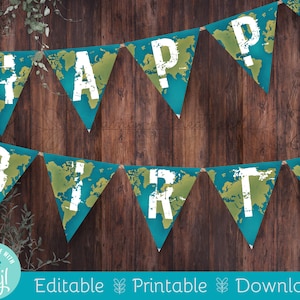 Puede incluir: Una pancarta imprimible con un diseño de mapa del mundo que dice "Feliz cumpleaños". La pancarta está hecha de papel azul y verde con letras blancas. La pancarta está colgada sobre un fondo de madera.
