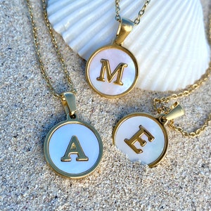Collier initial de perles dorées | Bijoux en nacre | Collier lettre personnalisé | Des cadeaux élégants et délicats pour elle