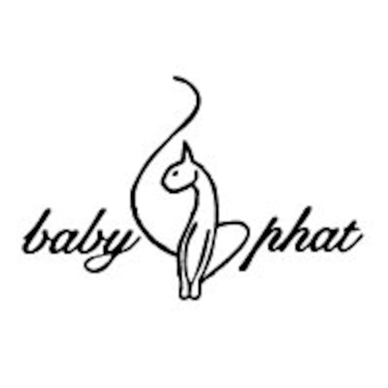K&ouml;nnte beinhalten: Ein schwarzes grafisches Logo mit der stilisierten Silhouette einer aufrecht stehenden Katze mit einem langen, geschwungenen Schwanz. Der Text baby phat ist in einer kursiven Schriftart geschrieben, mit baby links und phat rechts der Katze.
