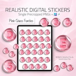 Könnte beinhalten: Digitale Aufkleber mit rosafarbenen Glas-Schriftarten, einschließlich der Buchstaben A-Z, Zahlen 0-9 und Sonderzeichen. Die Aufkleber werden auf einem Tablet-Bildschirm und als einzelne vorgeschnittene PNGs angezeigt. Der Text auf dem Bild lautet "REALISTIC DIGITAL STICKERS".