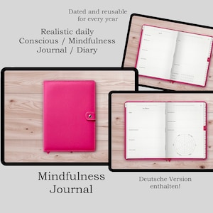 Może przedstawiać: Różowy, skórzany dziennik z napisem "Mindfulness Journal" na okładce. Dziennik jest otwarty na stronie z siatką i wykresem kołowym. Na otwartej stronie dziennika widoczny jest napis "Deutsche Version enthalten!"