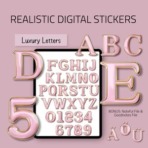 Könnte beinhalten: Rosa-goldene digitale Aufkleber mit Buchstaben, Zahlen und Sonderzeichen. Die Aufkleber werden auf einem Tablet-Bildschirm angezeigt, mit dem Text "REALISTIC DIGITAL STICKERS" und "Luxury Letters". Bonus: Noteful & Goodnotes File.