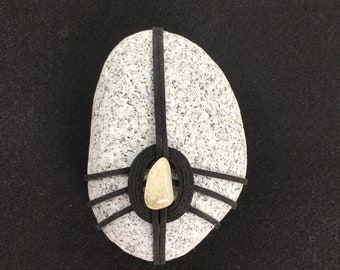 Maine Stone Art, schwarzes Leder eingewickelter Quarz, Musubi japanischer Knoten
