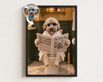 Puede incluir: Una impresión de arte mural enmarcada que muestra a un perro de pelaje claro y rizado con una bata blanca, sentado en un inodoro y leyendo un periódico titulado The Daily Dog con el titular DOG CLAIMS HE'S NEVER BEEN FED! Un pequeño recuadro circular muestra la cara del perro.