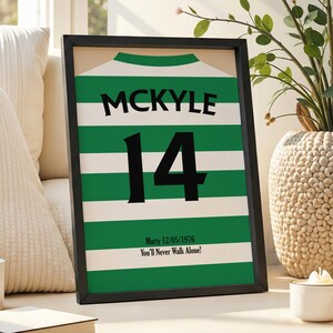 Personalisiertes Fußball Shirt Druck für Jungen Schlafzimmer | Personalisierte Fußball-Team Geschenke für ihn Dad | Fußball-Fan Wall Art | Shirt Namen Aufdruck Bild 4