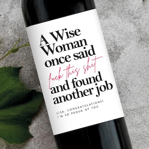 Personalisiertes New Job Geschenk Weinetikett | Eine weise Frau hat einen anderen Job gefunden Lustiges Glückwunschgeschenk Viel Glück, das Arbeit lustiges neues Jobgeschenk verlässt