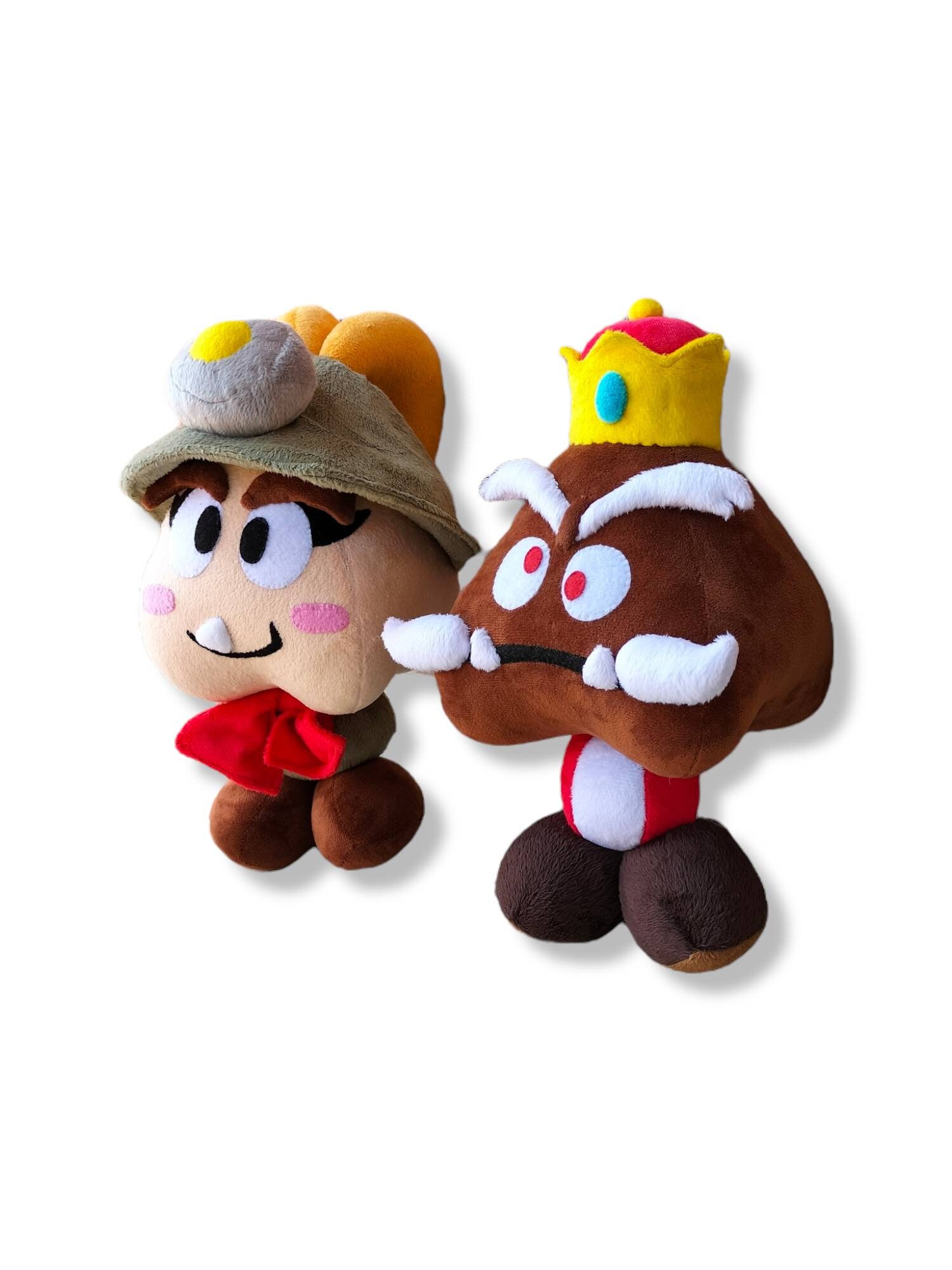 Goomba ぬいぐるみとキノコ型オブジェ