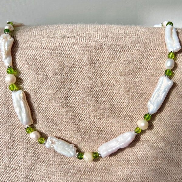 Collier de perles Biwa blanches avec péridots, tour de cou baroque en perles et pierres semi-précieuses. Collier de perles en argent sterling, long collier de perles